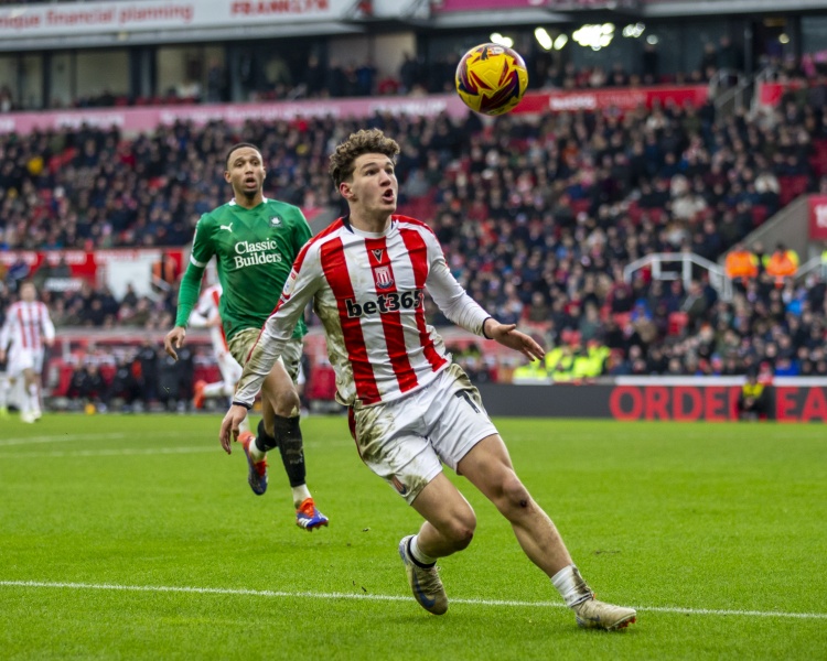 bifa必发注册入口-利物浦新星库马斯引英冠争夺战：伯明翰与雷克瑟姆竞逐租借或转会