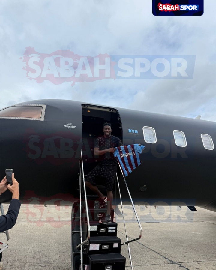 只差官宣！曼联门将奥纳纳落地土耳其，在飞机前展示特拉布宗球衣